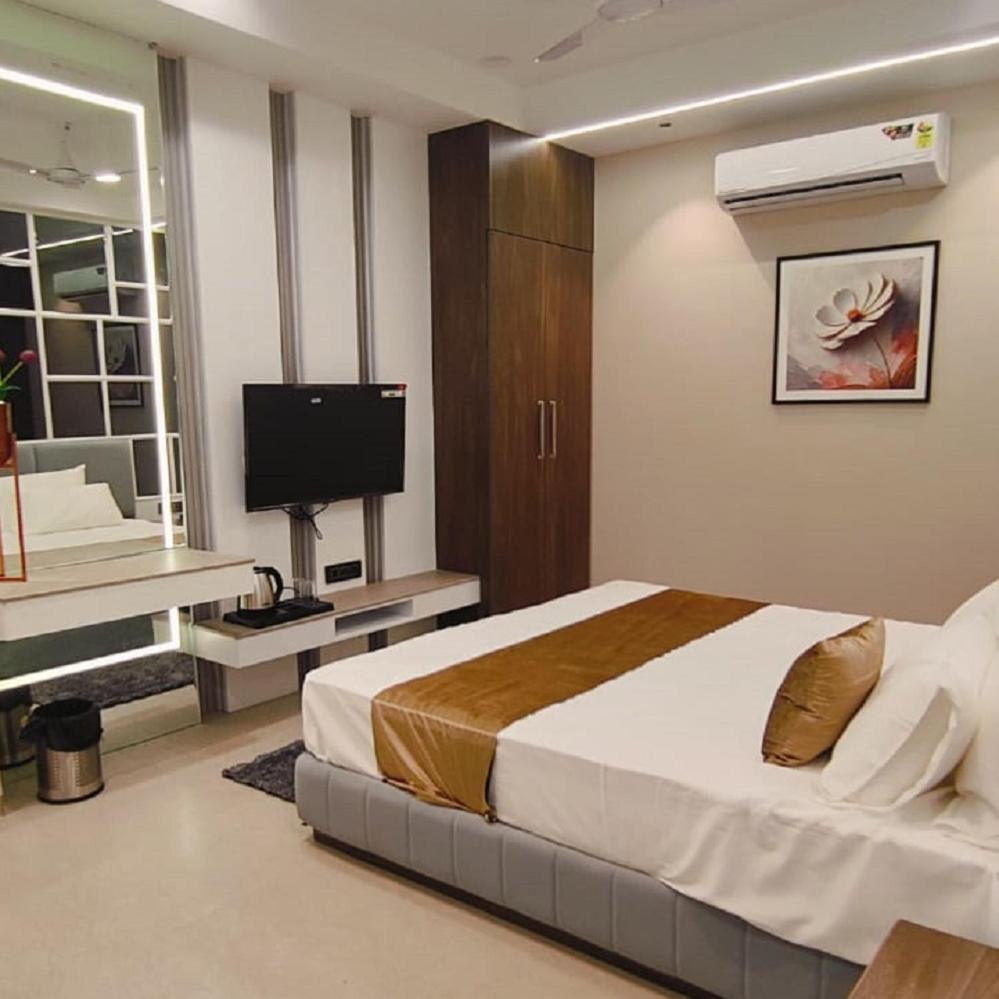 אויאיין The Meera Hotel מראה חיצוני תמונה