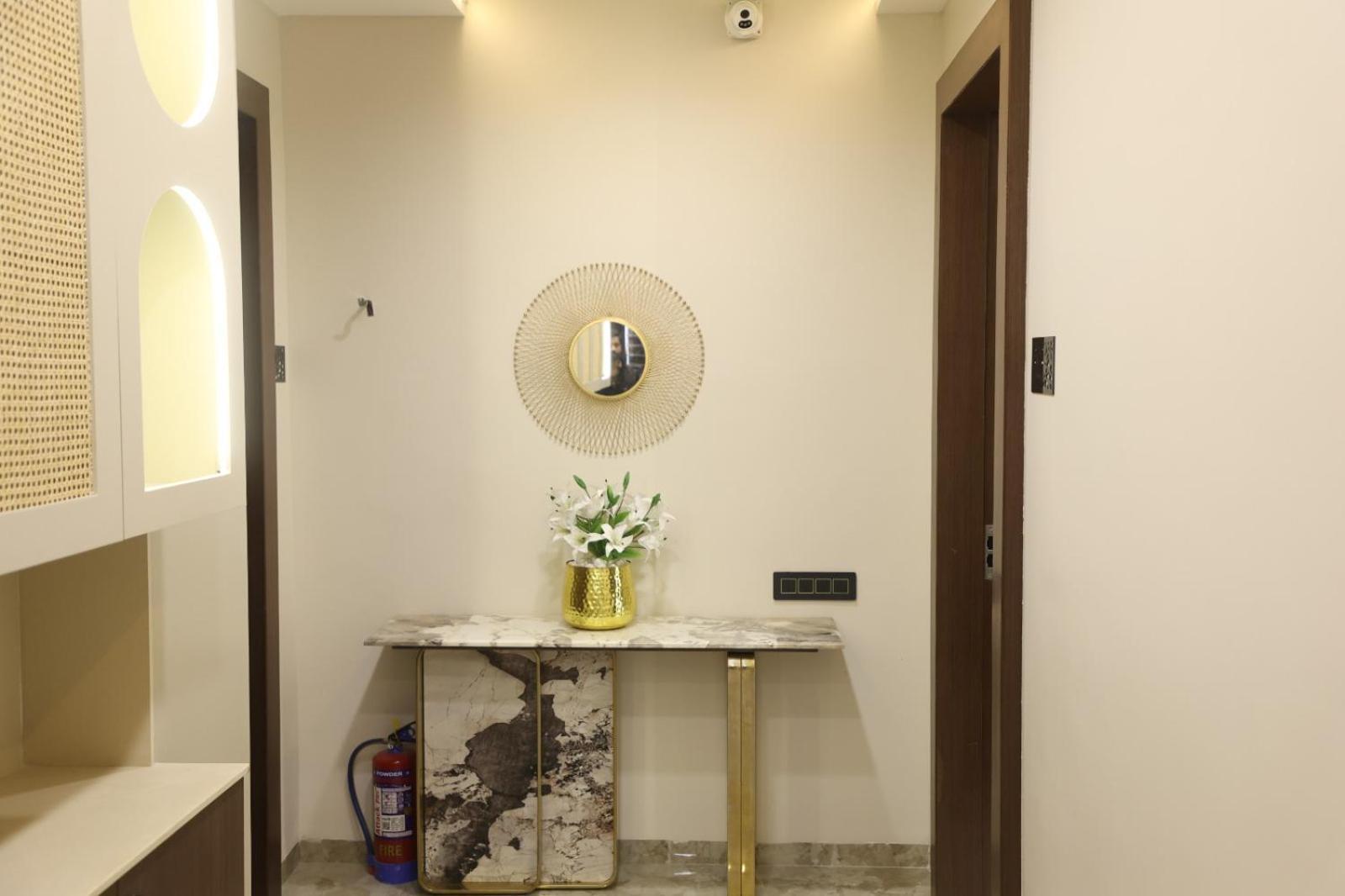 אויאיין The Meera Hotel מראה חיצוני תמונה