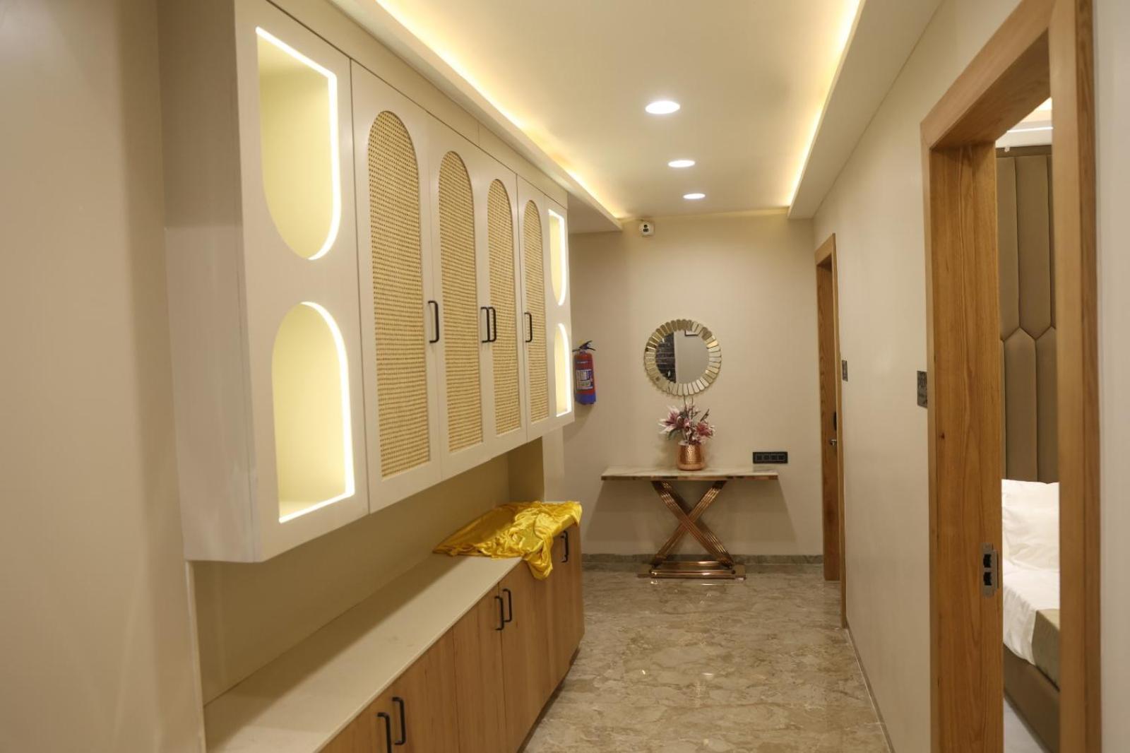 אויאיין The Meera Hotel מראה חיצוני תמונה