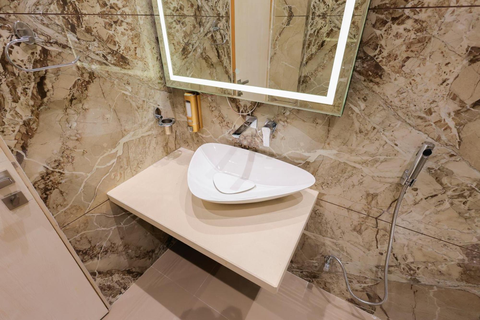 אויאיין The Meera Hotel מראה חיצוני תמונה