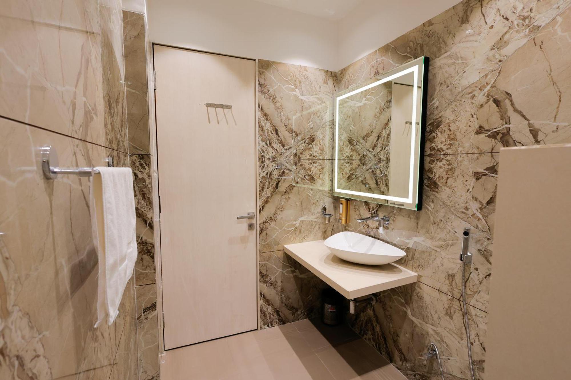 אויאיין The Meera Hotel מראה חיצוני תמונה