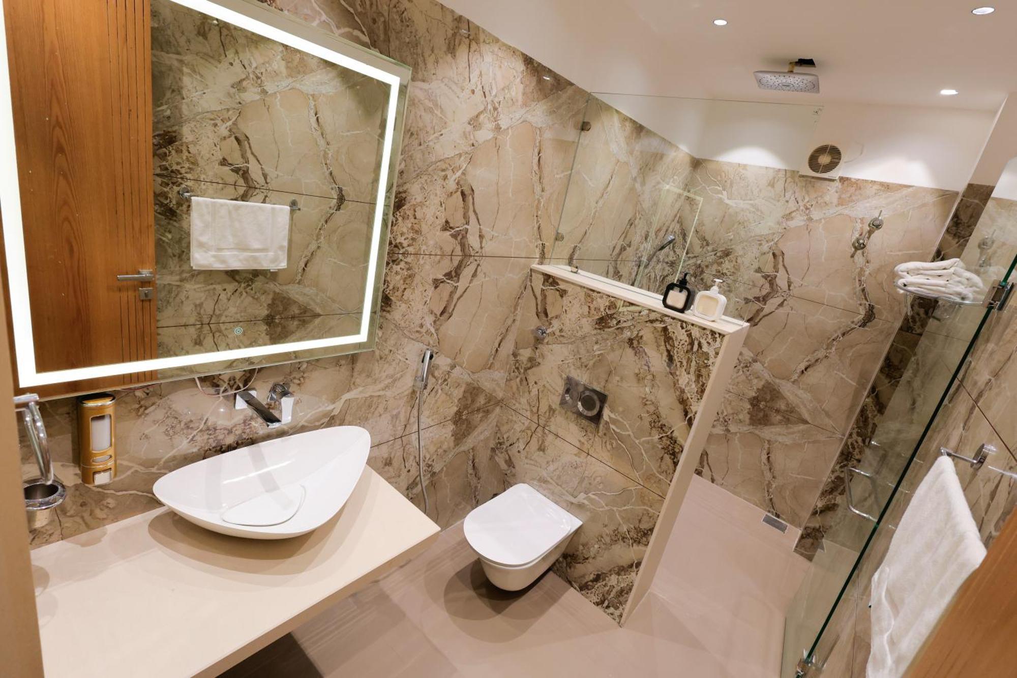 אויאיין The Meera Hotel מראה חיצוני תמונה